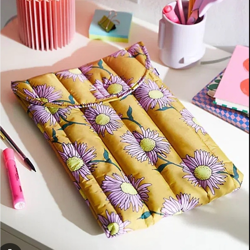 BAGGU: Daisy Floral Puffy Laptop Sleeve💟